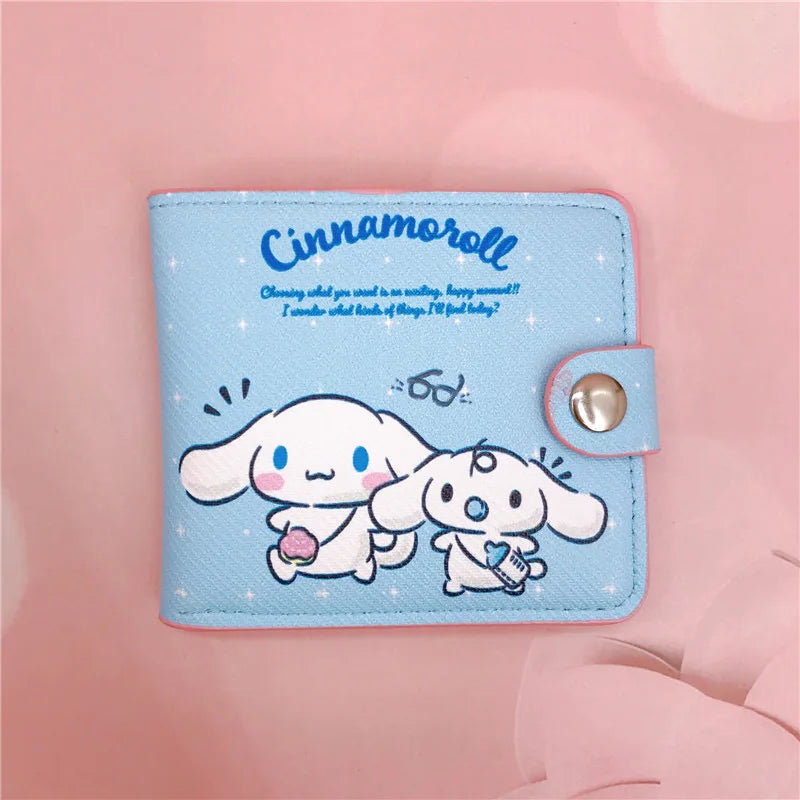 Portafoglio Bambini Sanrio My Melody In Vinile – 9x9 Cm, Con Tasche E Adesivo Kanji LOVE