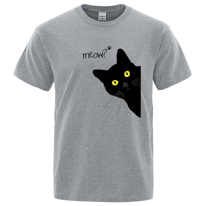 Gatto nero che sbuca da una maglietta gialla con la scritta "Meow?" stampata, perfetta per streetwear casual estivo da uomo.