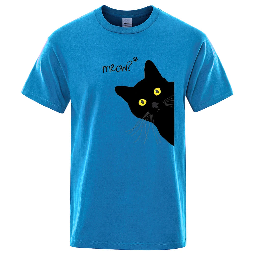 Gatto nero che sbuca da una maglietta gialla con la scritta "Meow?" stampata, perfetta per streetwear casual estivo da uomo.