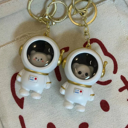 Portachiavi luminoso astronauta con orsetto o gattino kawaii, perfetto per chiavi e borse. Un accessorio che si illumina al buio, ideale per gli amanti dello spazio e del kawaii.