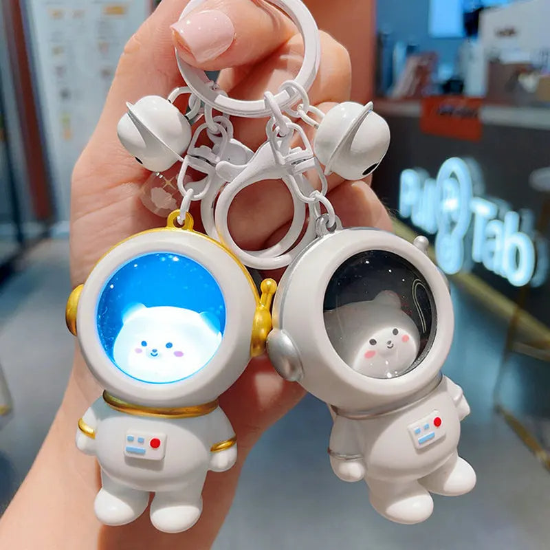 Portachiavi luminoso astronauta con orsetto o gattino kawaii, perfetto per chiavi e borse. Un accessorio che si illumina al buio, ideale per gli amanti dello spazio e del kawaii.