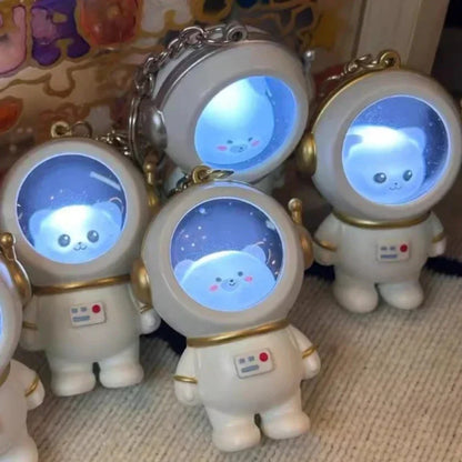 Portachiavi luminoso astronauta con orsetto o gattino kawaii, perfetto per chiavi e borse. Un accessorio che si illumina al buio, ideale per gli amanti dello spazio e del kawaii.