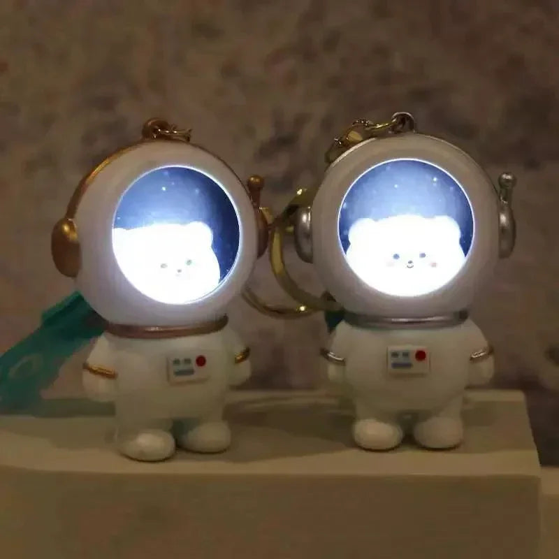 Portachiavi luminoso astronauta con orsetto o gattino kawaii, perfetto per chiavi e borse. Un accessorio che si illumina al buio, ideale per gli amanti dello spazio e del kawaii.