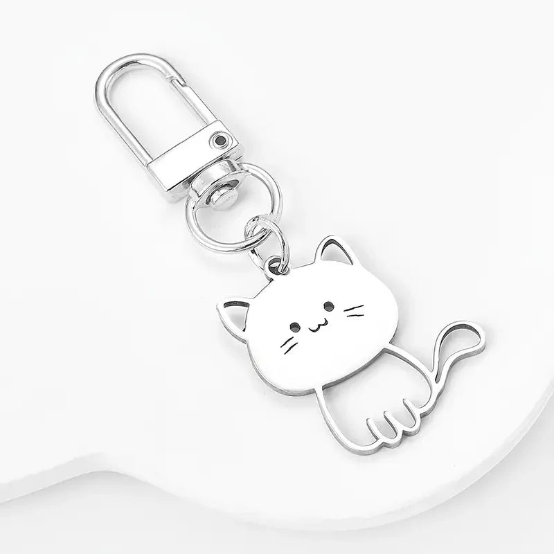 Portachiavi minimalista in metallo argentato con design a forma di gattino stilizzato, perfetto per chiavi, borse e zaini.