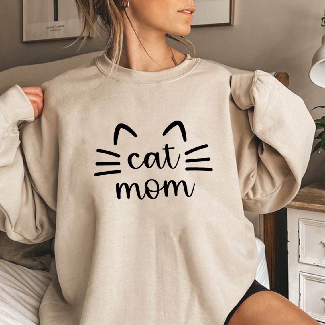 Felpa Cat Mom con orecchie e baffi, perfetta per le mamme gattare. Disponibile in rosa, grigio, beige, e altri colori. Felpa comoda per autunno e inverno.